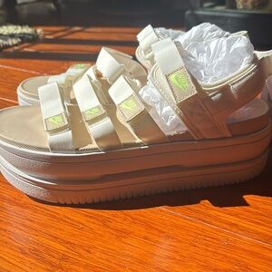 Nike Icon Sandal Sail/Ghost Green Sanddrift - new